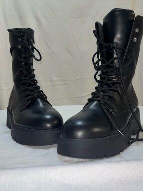 Madden Girl Mare Black Platform Combat Boots Size 9 – Worn Once! 🖤✨
